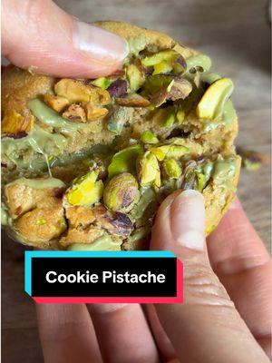 Cookies pistache 💚 La recette pour 7 cookies de 90g  - 115g de beurre à TA  - 60g de sucre blanc  - 60g de vergeoise  - 1 œuf - 240g de farine  - 1CAC de levure chimique  - 1/2 CAC de bicarbonate  - 2 belle pincées de fleur de sel  - 70g de pistaches grillées non salées  - Crème de pistaches Tu formes les cookies et tu les laisses reposer minimum 2h au réfrigérateur (ou directement au congélateur pour une cuisson ultérieure).  Cuisson : 10 min à 190 degrés (le cookie doit être à peine coloré et très mou à la sortie du four)  Cuisson pour les cookies congelés : environ 12 min, à surveiller 🧐  Enjoy ❤️ #cookie#pistachio#pistache#pistacchio#pastry