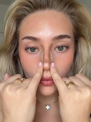 finger nose contour👃🏼 i didn’t think this would work but it did!! original creator: @Eva Larosa products:  @L'Oréal Paris UK infaillible face sculptor in shade fair-light contour  @NARS Cosmetics creamy radiant concealer in shade chantilly  @Huda Beauty easy bake powder in sugar cookie + huda beauty powder puff  #makeup #nosecontour #makeuphacks #beautyhacks #contouring 