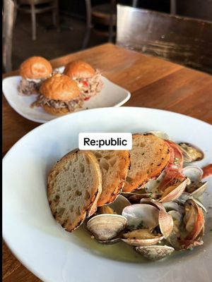 Happy hour = happier me 🥂✨ Daily happy hour at Re:public from 3–5pm. The prime rib sliders are a must-order (thank me later) 🤤 plus plenty of bites + drinks to choose from . . . #seattlehappyhour #seattlefood #seattlerecommendations #seattlerestaurant #happyhour