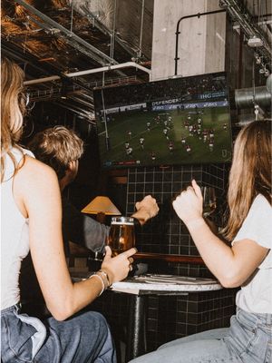 Need a Sports Bar in London to watch live sport?  Head to Pitch.Side at Pitch Wharf, 30 Churchill Place, Canary Wharf to watch live sport and enjoy £5 Guinness & Pilsner all in one place 🍻 #sportsbar #livesport #londonbar #canarywharf #skysport #pitchside #cheapbeer #londonpints #PremierLeague #livefootball 