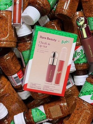 NEW RARE BEAUTY X TAJÍN CHEEK & LIP SET!  The collab of our community's dreams, over a year in the making—we teamed up with @TajinUSA Official Account to bring you a limited-edition set inspired by their iconic seasoning:  🌶️ NEW Positive Light Luminizing Lip Gloss in Clásico (rich terracotta with copper and gold shimmer).  ♥️ Soft Pinch Liquid Blush in Chamoy (deep red brown)  Available NOW online @sephora, @Sephora México and rarebeauty.com ❤️‍🔥  #Rarebeauty #tajín #rarebeautyxtajín #newrarebeauty #lipgloss  