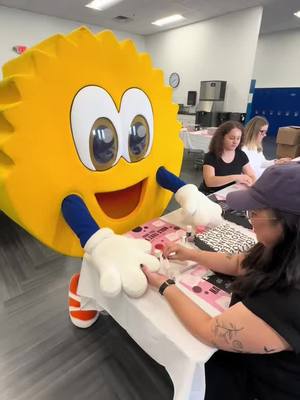 Scrub Daddy slaying with @Olive & June???  #scrubdaddy #smile #CleanTok #oliveandjune 
