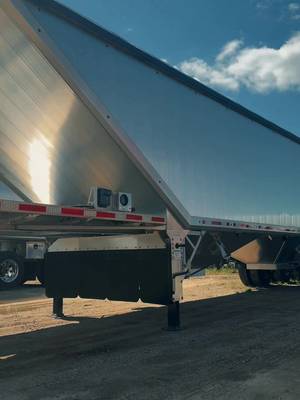 Can’t get enough of our platinums in blue😏 we had to make a trident too 😎 #platinumtrailers #graintrailer #trucking #farming #grain 