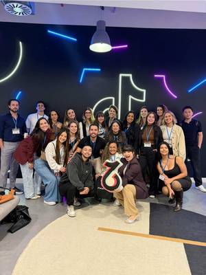 📍Direto do escritório do TikTok em São Paulo Evento fashion, creators presentes e a Comu marcando território ✨ O Felipe foi atrás dos números e das histórias dos criadores que estão com a gente no TikTok Shop. O que eles foram fazer lá? Quanto já faturaram? 👀 É sobre estar dentro dos lugares certos, junto com quem faz acontecer e mostra na prática o que é viver de conteúdo 🚀 #tiktok #tiktokshop #criadorconteudo #faturamento #criacaodeconteudo 