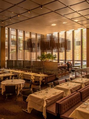 Ever heard of these hidden NYC gems? 👀 🦢 Golden Swan: Cozy West Village bistro with late-night cocktails and an upstairs dining area that screams ‘Succession’ 🥩 The Grill: Legendary ribeye and classic American dishes inside the iconic Seagram Building 🍝 Scalinatella: Italian gem with fabulous skirt steak and must-try truffle dishes. Jimmy Fallon, Blake Lively, and Stanley Tucci are all big fans. Which one are you trying first? ⤵️