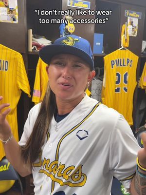 Flash is a DIVA @Kelsie Whitmore #savannahbananas #MLB #bananaball #baseballdrip 