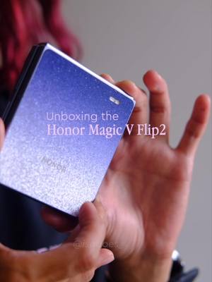 The #HonorMagicVFlip2 in collaboration with THE Jimmy Choo looks dazzling - literally! This flip features a 200MP main + 50MP wide & a 50MP inner screen selfie cam & it comes with two glittery cases that match the vibeee. Unfortunately, this phone is China only for now 😢 #isadoestech