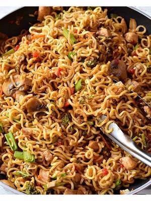 Make Indomie noodles with me!!!! #noodles #indomie #indomienoodles #spicy #lunchideas       