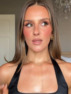 If you need makeup that lasts all day, try layering it like this!  @Caudalie vinoperfect serum @dermalogica city defense sunscreen @Iconic London primer @Shop MAKE Beauty brow gel @Haus Labs by Lady Gaga foundation @SARAH CREAL BEAUTY cream bronzer @Natasha Denona concealer Haus Labs cream blush in glassy rosette  @Huda Beauty setting powder  @ONE SIZE BEAUTY powder melt setting spray  @Hourglass Cosmetics ambient powder bronzer in lite radiant bronze @Sephora Collection powder blush in shade flirt it up @Diorbeauty backstage glow highlight pallet in universal glow @Armani beauty eye tint in shade 25m Hourglass eyeshadow quad Hourglass gel liner  @urban decay liquid liner Hourglass mascara @maccosmetics lip liner in shade cool spice @Charlotte Tilbury lipstick in shade KKW @tomfordbeauty lip gloss in shade aura One size on till dawn setting spray #makeuptip #makeup 
