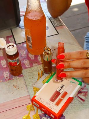 Ya me veo con mi gloss en el tianguis, después de andar comprando en mis puestos favoritos, escuchando la linda música en vivo… 🥹 Get yours now only on rarebeauty.com #rarebauty #tajín #rarebeautyxtajín #blonzer #summerblush  @🦋 kait | ig: @kaitlinxandrea 