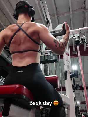 Back day 😈 @Gymshark adapt cross back sports bra #backday #latpulldown #gymsharkwomen #backless #gymshark 