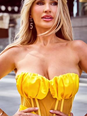 Did everyone catch last weeks @ok_mag cover shoot Billie In The City 💛 Always greatful to my team 💋 Styled by my bestie @Jeff Mehmet  Hair / @Carl Bembridge Hair  Make up / @Krystal Dawn MUA  Behind the scenes, video edit / @socialsbyro @𝐑𝐨𝐦𝐞𝐨 †  My mangment @Touch Management  Also big thank you to all the designers who helped Jeff with the shoot, especially @Caroline Bruce Designs for the beautiful yellow dress #fashionshi#fashionzine #covergirl #sexinthecity #designer 