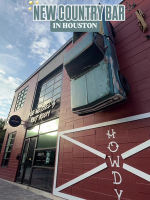 Koe Wetzel’s Riot Room is officially open in Houston at 2416 Brazos Street, and it’s the perfect spot for a fun night out! 🎉 Open Monday to Friday from 4 PM to 2 AM, and Saturday to Sunday from 11 AM to 2 AM, this lively bar has everything you need for a great time. The menu features standout dishes like their Smoked Beer Can Chicken, brined overnight and smoked to perfection, served with curly fries and slaw. And for those looking to share, don’t miss out on their drink towers—perfect for groups and packed with signature cocktails like Wetzel’s Ranch Water and Prickly Paloma. With live music, a DJ, and plenty of screens for sports, there’s never a dull moment here. Plus, you can snap some fun pics with the life-sized bucking bull and other unique decor. Gather your friends and make your way to Riot Room for an unforgettable experience! #RiotRoom #KoeWetzel #HoustonEats
