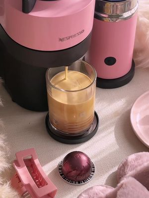 So pretty in pink 🩷 Brew the perfect morning latte with frothed milk using summer's chicest accessory, Pink Aeroccino. Who else is adding this stylish milk frother to their coffee nook?