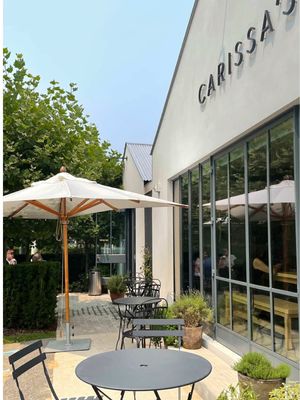 Manifesting an @Alix Earle appearance this weekend 👀 Here’s where to spot A-listers in The Hamptons: 🍞 Carissa’s the Bakery (East Hampton & Amagansett) 🍞 A minimalist, organic bakery known for its sourdough and green juice—with regulars like Justin Bieber, Stanley Tucci, and Katie Couric spotted in line. 🍳 Estia’s Little Kitchen (Sag Harbor) 🍳 A low-key brunch favorite drawing big names like Drew Barrymore and Mariska Hargitay, tucked just off the main road. 🍝 Tutto il Giorno (Sag Harbor & Southampton) 🍝 A stylish Italian restaurant where Calvin Klein and Sarah Jessica Parker have been seen enjoying upscale Mediterranean fare. 🦞 Duryea’s Lobster Deck (Montauk) 🦞 This waterfront restaurant offers Greek island vibes and luxe seafood dishes, with rumored visits from Beyoncé and other high-profile guests. 🪩 @The Surf Lodge (Montauk) 🪩 An iconic Hamptons nightlife venue known for sunset parties, live music, and appearances by celebrities like Alix Earle, Millie Bobby Brown, and 50 Cent. Which one are you checking out first? ⤵️