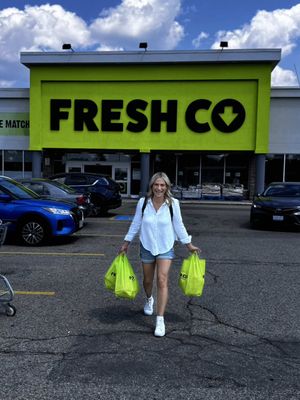 #ad $50 and a whole week of lunches for back to school?! Challenge accepted ✅ I wanted to see if I could do it and FreshCo was the one to turn to for unbeatable prices while not compromising quality. Back-to-school routines are wild enough so I stuck with the kid approved staples to keep things easy and for $55, here’s what’s on the menu! (Yes I went a tad over budget but for 2 kids for the week this was so impressive!)  Monday – Charcuterie-style lunchbox  Tuesday – Muffin & fruit day  Wednesday – Turkey wraps  Thursday – Cheese & crackers with yogurt parfait  Friday – Snacky grab-and-go lunch  FreshCo keeps it real: good food, good prices, Canadian-owned AND you collect Scene+ points while you shop 💚  What are you packing for school lunches this year? Always looking for new ideas👇  #FreshCo #FreshCoPartner #ChaloFreshCo #BackToBackDeals #BackToSchoolRoutine #CanadianGrocer #BudgetFriendlyEats #FreshForLess #SchoolLunchHacks #ScenePlus 