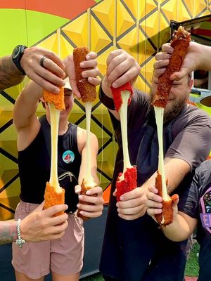 The biggest cheese sticks in Texas! Plus chicken & waffle sandwiches, hot tenders, the viral ‘bring your own bag’ of chips, and loaded fries in San Antonio! 🐔🍟🧀🧇 @Perfect Tender - El Camino Food Park at 1009 Avenue B ⏰ Wed: 5-10pm, Thurs-Fri: 5-11pm, Sat: 2pm-12am, Sun: 2pm-10pm #cheesesticks #hotchicken #satx  #sanantonio #sanantoniotx 