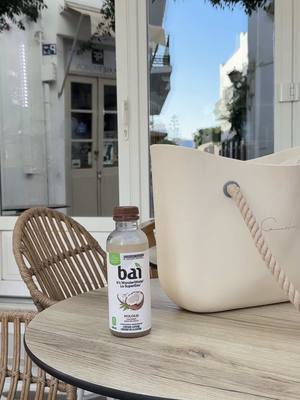 Juste moi et la ville. Savourer l’été, comme si c’était le dernier. Petite pause. Je sors ma Bai Coconut, always in my bag. Pas envie de café, mais une petite dose de caféine? Oui. 65 mg de caféine. Vitamine E. Zinc. 1 g de sucre. 10 cals. Le goût de coco ? Next level. Relax & chill 🌴✨ @Bai Canada  AD
