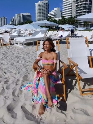 Woke up to the sound of waves and the scent of salty air at Eden Roc Miami Beach 🌊✨ Spent the morning barefoot on the beach and the rising sun. Then it was straight to the pool—private cabana, coconut water in hand, and that unreal ocean view in front of me 🌴💦 Lunch was light bites and frozen drinks delivered to my lounger (yes, please 🍹), and by late afternoon I was wrapped in a plush robe at Esencia Spa, living my soft life in the steam room. As the sun set, I headed to Ocean Social for a golden hour dinner by the water. Eden Roc is more than a hotel—it’s a full-on mood. Vintage Miami elegance meets modern chill. Every corner is photo-ready, but it’s the energy that makes it unforgettable 💫 #EdenRocMiamiBeach #EdenRocMiamiBeachStay #miami #LuxuryTravelVibes