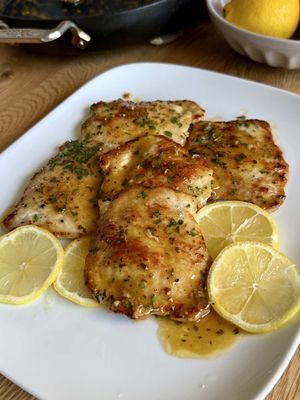 Lemon Pork Chops 🍋  Quick pork chop recipe that’s perfect for a weeknight dinner! Ingredients: 5 thin pork chops 2 lemons (juice) Olive oil Knob of butter 1/4 cup white wine Flour for dredging Salt and pepper Fresh parsley Directions: 1. Pound pork chops thin and lightly coat with flour. 2. Sear in olive oil until golden then flip.  3. Add white wine and let it cook out. 4. Stir in lemon juice, butter, salt, pepper, and parsley. 5. For extra sauce, add 1/4 cup water towards the end. 🇮🇹Buon Appetito! #pork #EasyRecipe #fyp 