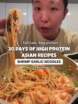 ILL BE POSTING A RECIPE EVERYDAY 💪 FOLLOW for more easy high protein Asian recipes!! SHRIMP GARLIC NOODLES WITH SHRIMP 326 cals | 46F protein | 45G carb | 10g fat 1 cup spinach 3 cloves garlic, minced 0.5 tbsp unsalted butter 0.25 cup cottage cheese (I used @friendshipdairies brand) 2 oz protein spaghetti (I used @petespasta brand - 110 cals, 17g protein per serving! Feel free to use any pasta you want!) 1 tsp oyster sauce 1 tsp soy sauce 1 tsp fish sauce 0.5 tsp monkfruit sweetener black pepper to taste  Green onion garnish  #protein #highprotein #macros #macrofriendly #asiancooking         