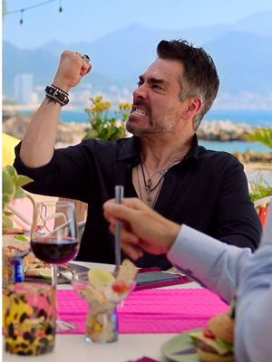 ¿Por qué no? Acapulco — New Episode Now Streaming #AcapulcoTV #CarolinaGomez #EugenioDerbez #OmarChaparro #AppleTVPlus  