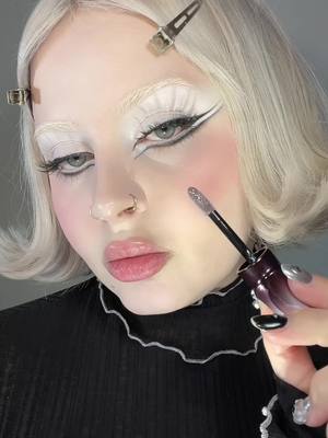 Sparkly lip gloss 𝜗𝜚⋆₊˚