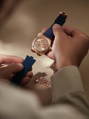 Golden Glow The Overseas Perpetual Calendar Ultra-Thin in pink gold with a matching pink gold dial perfectly expresses the harmony of form and function. Encircling the dial, a minutes track is marked in blue – a subtle punctuation in the chic tone-on-tone aesthetic of the case, bracelet, sunburst satin-finished dial and matching pink gold moon-phase display. Technical mastery meets refined aesthetics in a watch dedicated to timeless elegance. Notice the 270th anniversary logo on the caseback? #VacheronConstantin #TheQuest #VC270