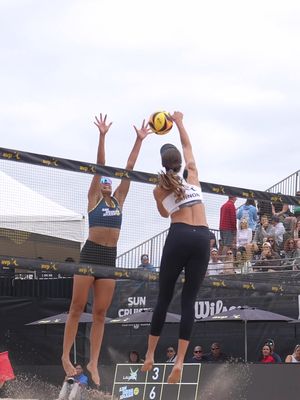Dug up and shut down. Geena Urango dives for the dig, and Devon Newberry finishes the rally with the block. Newberry/Urango beat Kraft/Cannon 15‑11, 15‑11, advancing to the AVP League semifinals on The CW at 3 PM CT. #AVPBeach #BeachVolleyball
