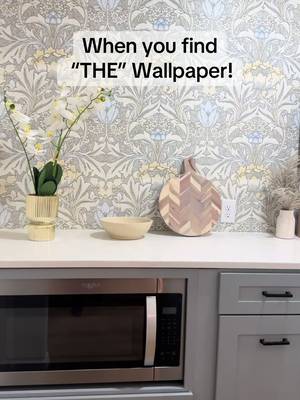 Some wallpaper prints just have it! #wallpaper #peelandstick #wallpapers #roomdecor #interiordesign 