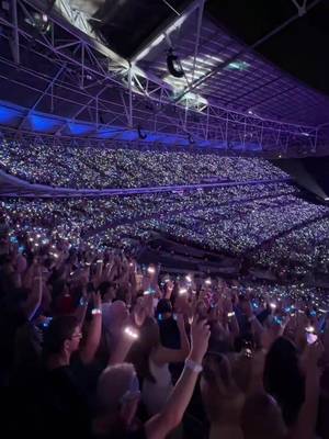 Our wristbands are fully reusable. Please return them at the end of the show so they're ready for @DHL to collect and redeliver. #livemusic #ontour #coldplay