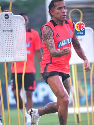 🎥 En Barranquilla se entrena y se vibra al ritmo de la alegría de nuestros Cracks. ⚽🔥 #𝑳𝒂𝑺𝒆𝒍𝒆𝑵𝒐𝒔𝑼𝒏𝒆🇨🇴 #𝑳𝒖𝒄𝒉𝒂𝒎𝒐𝒔𝑱𝒖𝒏𝒕𝒐𝒔