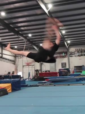 Switching sides ↔️ ambidextrous tricking #tricks #flips #twist #movement #yeat 