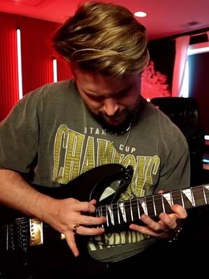 This beautiful Van Halen solo always makes me feel like I can fly. 🪽✨ #Dreams Live, One Take ☝🏻🎸 Check my exact gear list and recommendations on my website • #GuitarSolo #VanHalen #Guitarist    