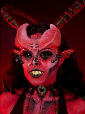 Halloween has started early here 🎃👻🍁 Head to the link in my bio to find out what’s coming 🔗🫣 #sfxmakeup #halloween #makeupcourse #cosplay #fyp 