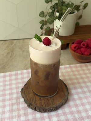 raspberry cream cold brew🌿☕️combining bold @Califia Farms Medium Roast Cold Brew with creamy and tangy raspberry cream! #CalifiaPartner ☕️ raspberry syrup (makes 4-6 servings): over medium low heat, simmer 3/4 cup raspberries, 1/2 cup white sugar, and 1/2 cup water for ~10 minutes. strain the seeds  ☕️raspberry cream: froth 65ml Califia Farms Heavy Whip and 2 tsp raspberry syrup until well combined  ☕️pour Califia Farms Medium Roast Cold Brew over ice and garnish with a raspberry and mint leaf 