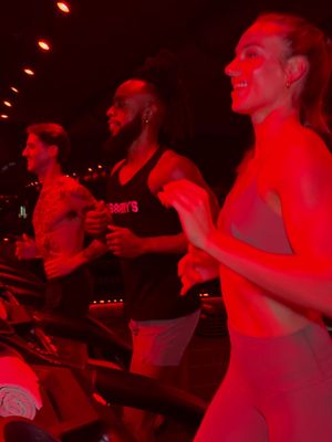 Rise & Grind &...Grab somebody sexy… Tell ‘em: HEY, Barry’s Friends With Benefits is ON! Casual, mutually beneficial fun–What are you waiting for? #Barrys #fwb #RedRoom #HIIT #workoutclass 