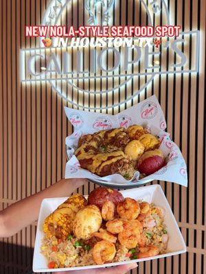 NEW NOLA-STYLE SEAFOOD SPOT 🦐⚜️ We lost count of how many people stopped in their tracks when they saw this spread! @Calliopeshtx just opened a new location near NRG, and it’s serving up all the Cajun comfort food—slow-simmered gumbos & étouffées, smothered turkey necks, fried rice, seafood boxes & more. 🤌 They are a casual spot with a convenient drive-thru 🚗—perfect for a quick lunch run! Everything we tried was solid, but some standouts were the Turkey Neck Craving Box (served on a bed of rice with corn, potato, and egg) and Combination Étouffée (shrimp and crawfish tails with white rice). Huge plus— the prices are very reasonable, especially considering the huge portions! 🤌 🍹 Happy Hour runs daily from 3–6 PM with buy one, get one half-off daiquiris plus $1 off select apps and boiling pot items. 🦐 Don’t miss their $10 Suicide Shrimp Box Lunch Special, available Monday–Thursday from 11 AM–2 PM. 💡 Pro tip: if you order a Po’Boy, ask for their addicting spicy remoulade sauce. Thank us later! 🍤 #cajunfood #houstontexas #htx #houstonfood #houstonrestaurants 