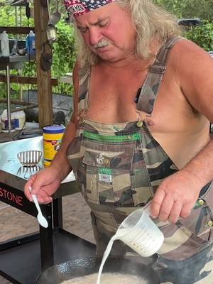 Cleaning my frying oil with cornstarch! 