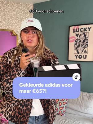 Dus dit is waar iedereen hun gekleurde adidas schoenen haalt zonder failliet te raken??? 💜 #advertentie @vanHaren Schoenen #colourfuladidas #colourfulclothes #funkyoutfit #fallfashion 