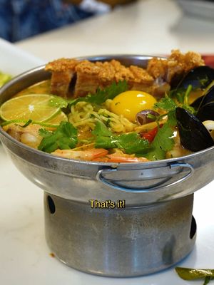Go-to comfort food is gonna be a hefty soup every time. Thank you Chef Dustin for showing us how you make your Mama Tom Yum Noodles! #nyc #nycfood #brooklyn #williamsburg #nycrestaurants  