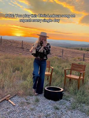 Can’t help it 😍🧡  #wyoming #chrisledoux #western #westernskies #sunrise 