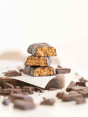 Do NOT buy NuGo Slim if… 🍫 You hate real dark chocolate 💪 16–17g protein is “too much” 😏 3g sugar feels suspicious 🌱 Gluten free + plant-based isn’t your thing Otherwise… good luck resisting. ✨ @beluwinkler.ugc #nugobars #veganprotein #glutenfreesnacks #lowsugarlifestyle #proteinbars #plantbasedeats #proteinbarreview #lowsugarreview