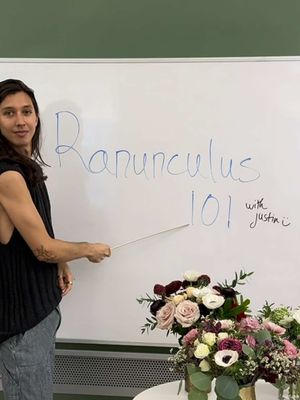 Ranunculus 101 with Justin. Are you taking notes? #flowertok #ranunculus #flowers #urbanstems