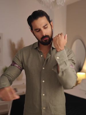 Did you know what these sleeve garters were used for? 👔 Back in the day, men wore them to shorten their shirt sleeves so the cuffs sat perfectly, without covering the hands. Today, I’m using them for the same reason, but also as a subtle nod to a timeless classic detail. I’ve paired it with a light linen shirt and a suit in different shades of green, achieving a fresh yet sophisticated contrast. The look is completed with bold white moccasins a modern twist that breaks tradition and elevates men’s elegance to a new level. #suitstyle #grwm #asmr #gentleman #mensfashion 