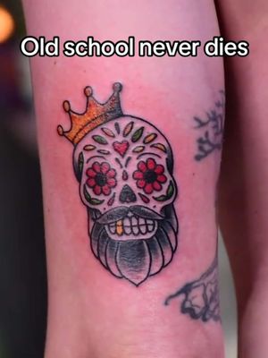 Old school never dies 🖤⚡ Classic tattoos that stay with you forever ✨💉 #TattooDesign #TattooArtist #tattoostudio  #TattooTime #oldschooltattoos 
