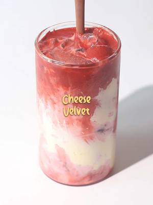 ❤️🧀 Cheese Red Velvet  📝 Recipe ❤️ Cheese Velvet Cream 30g • Milk 15g • Whipping Cream 2 ½ tbsp • Red Velvet Flavored Powder 1 tbsp • Sweetened Condensed Milk 1 tbsp • Cream Cheese (room temperature) ~whisk using hand mixer Cream Cheese around the glass Ice Cubes 🧊 110g • Milk Cheese Velvet Cream on top — #homecafe #asmr #redvelvet #creamcheese #drinkrecipe 