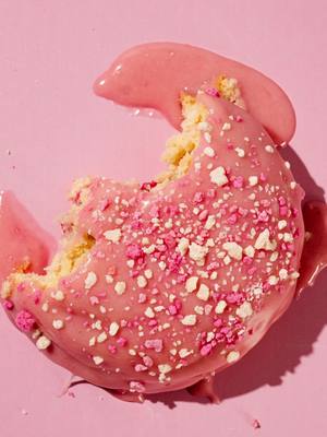 Did you get your hands on Strawberry Shortcake yet? 👀🍓 Vanilla bean base, strawberry center, strawberry icing + cookie crumbs… it’s the weekend cookie dreams are made of. ✨ Available while supplies last—don’t wait, these go fast! #ChipCityCookies #StrawberryShortcake #WeekendCookies #CookieDrop #SweetTooth 