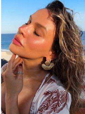 5 minutes skin glass makeup for the beach 🏖️  Leave in conditioner: @VEGAMOUR  Moisturizer and Gold drops  @Drunk Elephant  Foundation: @toofaced  Cheeks tint: @Benefit Cosmetics  Liquid highlighter  @Rare Beauty  Mascara better than sex waterproof: @Too Faced  Contour stick: @Morphe Cosmetics  Freckle stamp: @tarte  Water tint limp balm: @COVERGIRL 