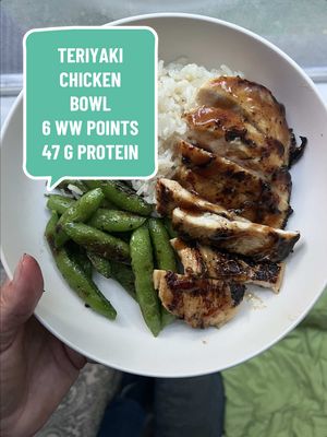 I was this close to ordering takeout 🤦🏻‍♀️ but realized the only thing I was missing for a teriyaki chicken bowl was…the chicken! Grabbed a $5 pack at Mariano’s and boom 💥 dinner done. ✨ Marinate 5 oz chicken breast with 1 tbsp Kinder’s teriyaki sauce, 1 tsp cornstarch + pepper for 1 hour. ✨ Cook in a skillet until 165°F. ✨ Serve with sugar snap peas + rice. This bowl = 6 WW points. Or if you track macros: 395 calories, 6 fat, 35 carbs, 47 protein. Homemade > takeout every time 🙌 #weightwatchers #dinnertok #homemadeisbetter #proteinpacked #easymeals @Mariano’s Market @Kinders 